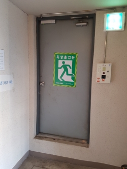 옥상 출입문 피난 안내표지판