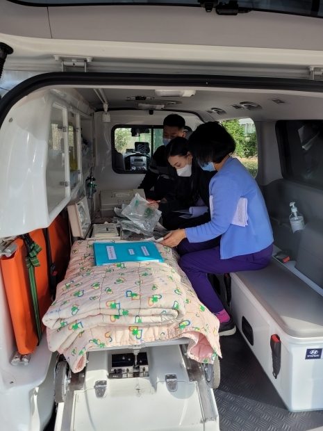 경주시 보건소에서 구급차의 운용·관리실태 현장점검을 실시하고 있다.