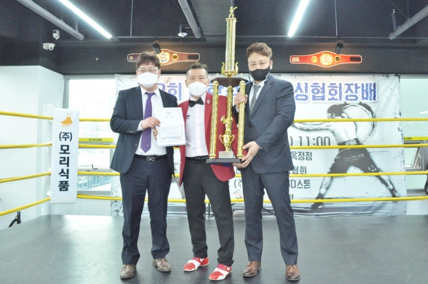 제큐어복싱클럽이 종합우승을 차지하고 기념촬영을 하고 있다.
