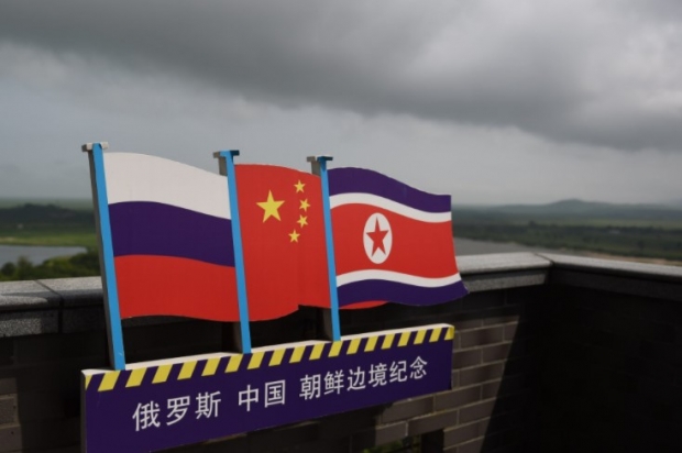 조 바이든 미국 행정부가 일본 등 동맹국과 중국 포위망을 구축하겠다고 분명히 밝히자, 중국은 우방인 러시아 북한 등 3개국을 동원해 미국과 맞설 태세를 분명히 했다.(사진 : 유튜브 캡처)