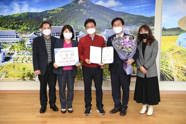 경주시에서 2021년 ‘세계 물의 날’ 기념 경상북도 물관리 종합평가 우수기관상을 수상하고 기념촬영을 하고 있다.