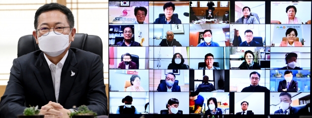 박남춘 인천광역시장이 지난 26일 시청 접견실에서 열린 '제2기 인천광역시 일자리위원회 온라인 통합출범식'에서 참석자들과 의견을 나누고 있다.