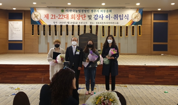 장학금을 전달하며 함께 기념촬영을 하는 모습