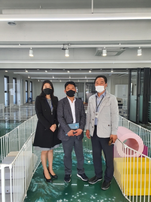 왼쪽부터 성혜진 동래구육아종합지원센터장, 김성욱 동래구청총무과구민협력계장,  최동락 학과장