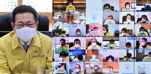 박남춘 인천광역시장이 지난 1일 시청 접견실에서 열린 '4월 실·국장 이음영상회의'에서 실·국장들과 4월 업무계획 및 주요사항 등을 논의하고 있다.