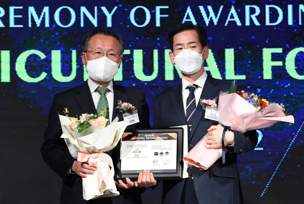 지난 2일 서울 롯데호텔에서 열린  ‘2021년 대한민국 국가 브랜드 대상’에서 경주시 백승준 농업유통과장이 조용래 심사위원장에게 대상패를 전달받은 후 기념촬영을 하고 있다.