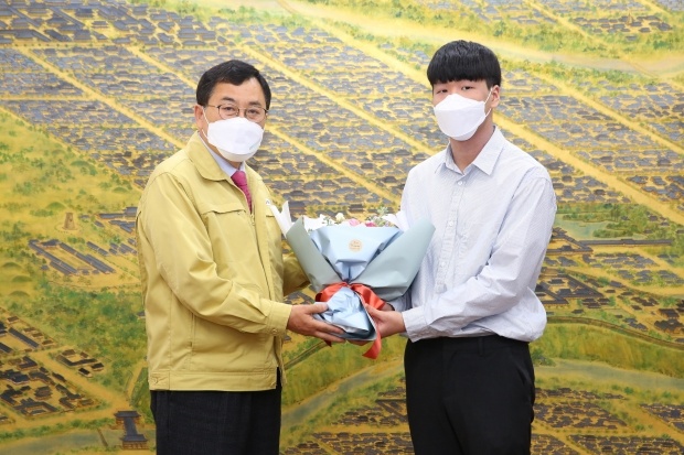 주낙영 경주시장이 고등학생 신분으로 한국기원 소속 프로기사로 입문한 한국바둑고 오승민 군과 오 군의 부모를 시장실로 초청해 환담을 나눈 후 기념촬영을 하고 있다.