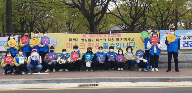 경주시는 지난 3일 봄 행락철을 맞아 인파가 몰리는 황리단길과 동부사적지 일원의 식당·카페 등 200곳을 대상으로 방역활동을 하고 있다.