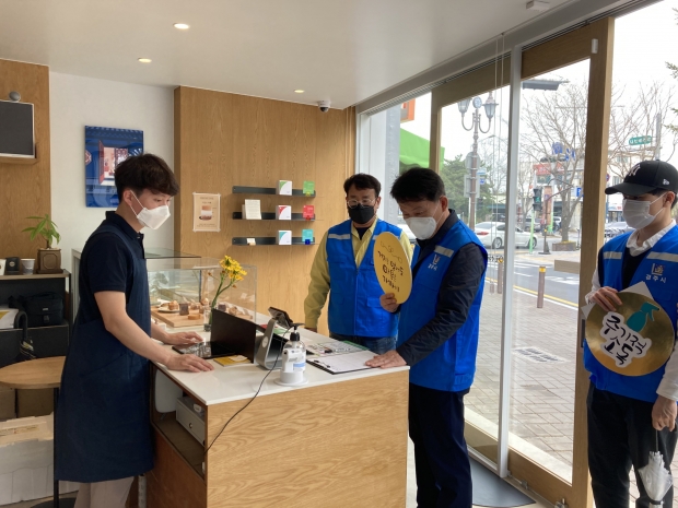 경주시는 지난 3일 봄 행락철을 맞아 인파가 몰리는 황리단길과 동부사적지 일원의 식당·카페 등 200곳을 대상으로 방역활동을 하고 있다.