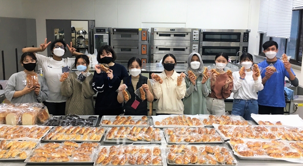 선문대학교 식품과학과 동아리 ‘빵 터지는 행복 소리’에서 활동하는 20여 명의 유학생들이 매주 토요일 4~500개의 빵을 만들어 생활이 어려운 유학생들은 물론  지역사회에도 전달하고 있다.