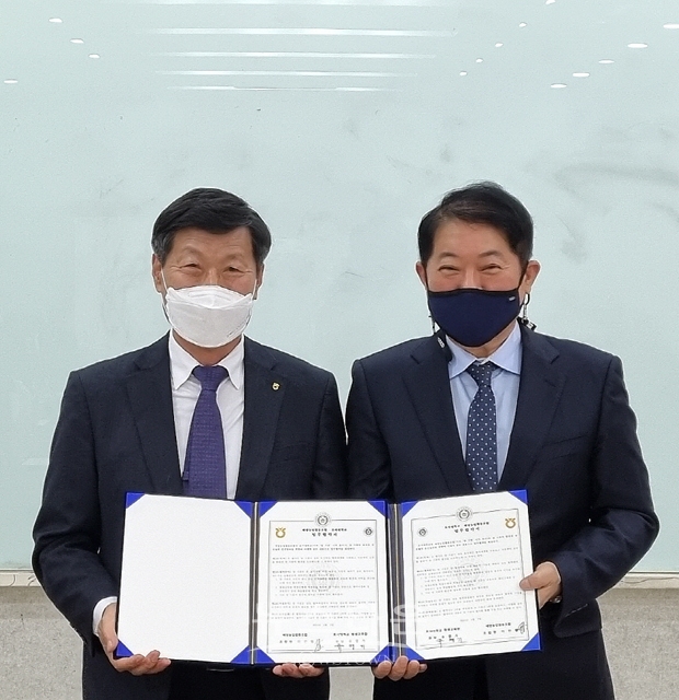 4월 7일 호서대학교 평생교육원이 배방농업협동조합과 평생교육 활성화를 위한  ‘학점은행제 업무협약’을 체결했다. 사진) 좌측부터 배방농업협동조합 이전행 조합장, 평생교육원 유영기 원장