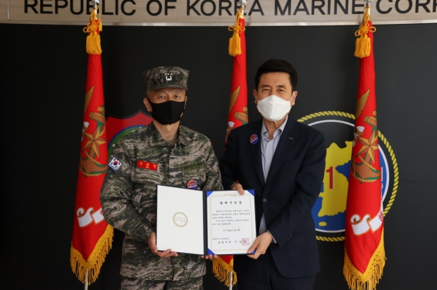 왼쪽부터 김태성 해병대 제1사단장, 이강덕 포항시장