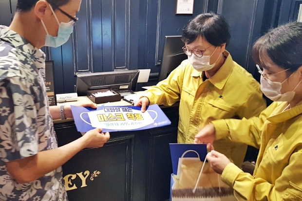 경주시가 지난해 지역의 한 뷔페전문식당을 방문해 방역 수칙 안내를 하고 있는 모습