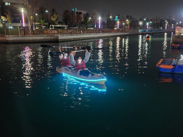 시민들이 포항운하에서 카약체험을 하고 있다.