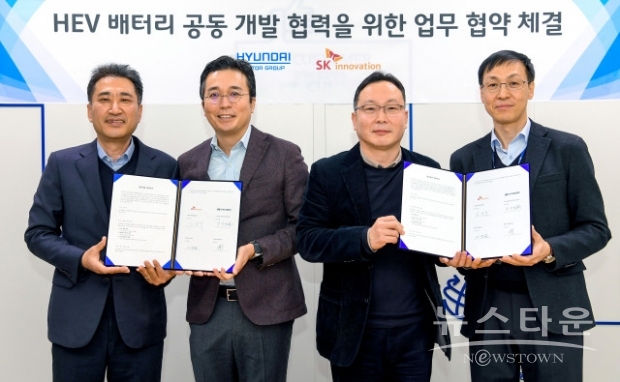 왼쪽부터 현대차·기아 전동화개발센터 최우석 상무, SK이노베이션 김유석 배터리마케팅본부장, 현대차·기아 파워트레인부품구매사업부 박찬영 상무, SK이노베이션 이장원 배터리연구원장이 협약식에서 기념 촬영