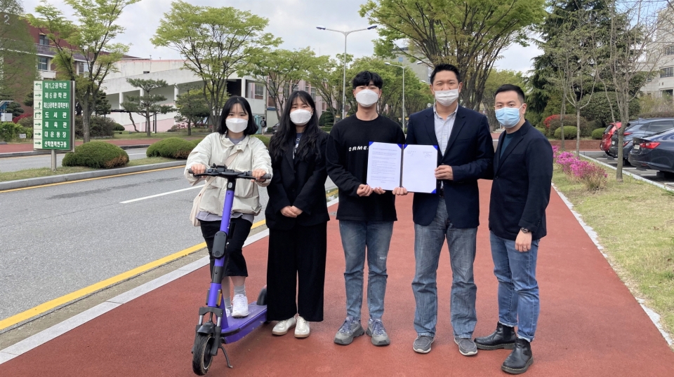 ▲ 빔모빌리티는 공주대학교 공과대학 총학생회와 충남 천안에 위치한 공주대 천안캠퍼스 내 공유 전동킥보드 운영에 대한 업무제휴협약(MOU)을 체결했다. (우측에서 두번째가 강희수 빔모빌리티코리아 사장)