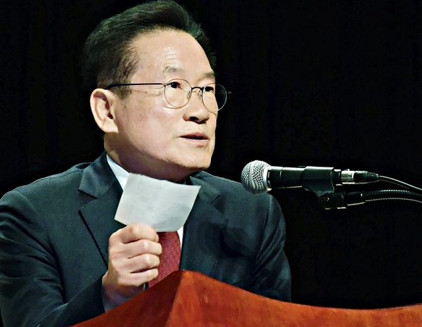 지난해 3월 직원정례회 자리에서 ˝내가 인사권자입니다˝고 말한 최기문 영천시장, 지난 3월말 수시인사에서 승진탈락 사유에는 "이유없다. 이번 승진인사는 내가 하지않았고 인사위원회에서 다했다"고 답변했다