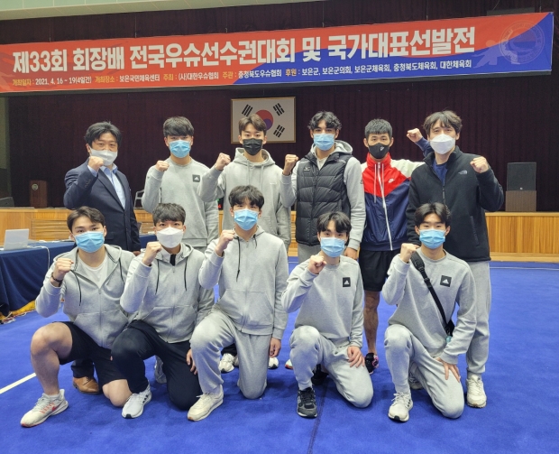 경주시청 직장운동경기부 우슈팀에서 함께 기념촬영을 하는 모습