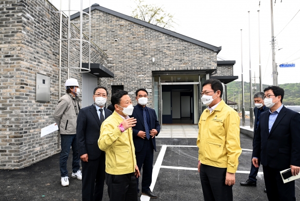 박남춘 인천광역시장이 지난 22일 찾아가는 현장시장실 일정으로 옹진군 북도면 신도를 방문해 신도3리 경로당 신축현장을 점검하고 있다.
