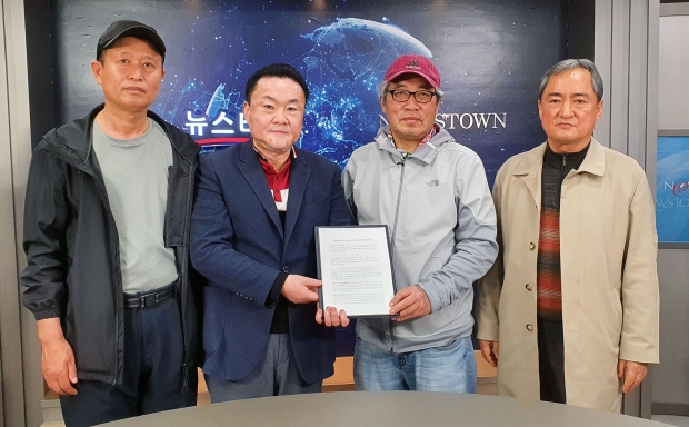 왼쪽부터 나라지킴이고교연합 조양건 인원지원담당, 손상윤 뉴스타운 회장, 권영철 TF팀장, 정진현 재무지원담당