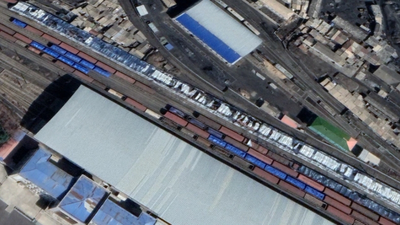 지난달 16일 촬영된 북한 신의주역 위성사진에 약 400m 길이의 하얀색 시설이 들어섰다. 지난해 10월 들어선 이 시설은 지난달 31일 철거됐다. =Maxar Technologies / Google Earth 사진