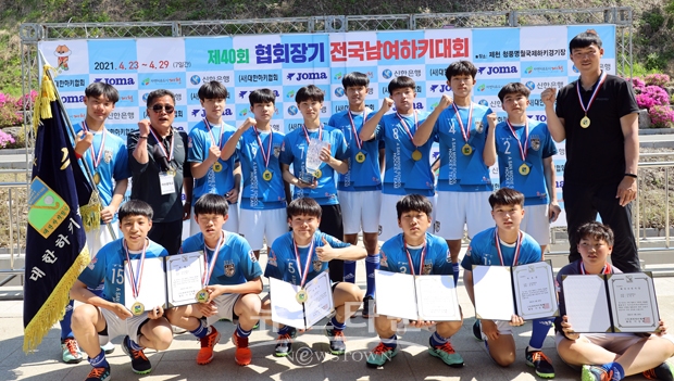 아산중학교 하키부가 충청북도 제천시 ‘청풍명월 국제하키 경기장’에서 열린 ‘2021 제40회 협회장기 전국 남녀 하키대회’에서 우승을 차지했다. 2017, 2018, 2019, 2020년에 이어 2021년까지 위 대회에서만 5연패의 큰 업적을 세웠다.