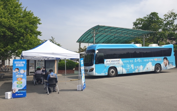 경주시에서 지난 22일 경주역 광장에서 전통시장 상인과 시장 이용 주민들을 대상으로 ‘장터형 이동신문고’ 를 운영하고 있다.