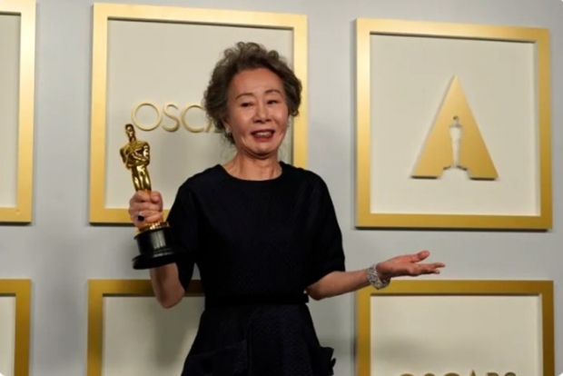 NYT는 “윤여정의 성공은 외모가 평범하고, 목소리가 매력적이지 않다는 그동안의 남성 프로듀서들의 편견을 깨뜨렸다”고 시원하게 전했다. (사진 : 오스카 홈페이지 캡처)