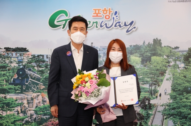왼쪽 이강덕 포항시장, 이나나 관광두레 PD