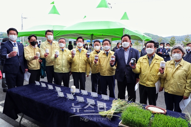 당진시가 4월 30일 오전 당진해나루쌀조합공동사업법인에서 충청남도 농업기술원이 주관하고 기술원에서 개발한 조생종 벼 품종인 ‘이르미’의 이앙 및 신기술 현장 시연회를 개최했다.