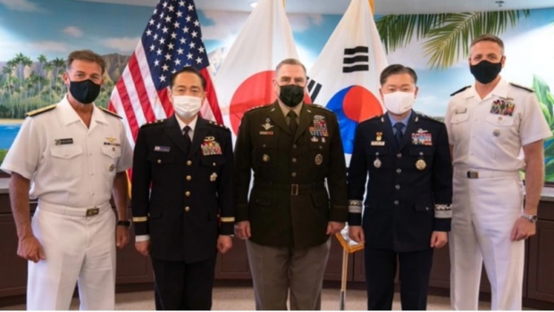 지난달 29일 하와이에서 개최된 미한일 합참의장 회의에 마크 밀리 미 합참의장(중앙)과 원인철 한국 합참의장(가운데 오른쪽), 야마자키 고지 일본 통합막료장(가운데 왼쪽), 필립 데이비슨 인도 태평양사령관(오른쪽)과 후임 존 아퀼리노 신임 사령관(왼쪽)이 참여했다. The Joint Staff Twitter.