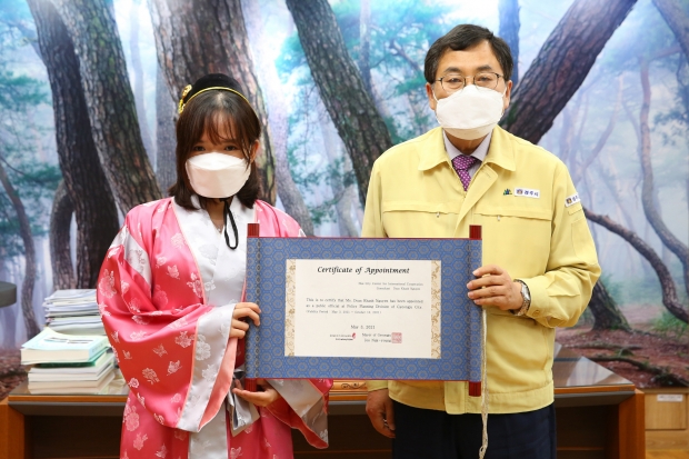 주낙영 경주시장이 3일 오전 대외협력실에서 베트남 후에시 공무원 ‘도안 칸 응우옌’(24·여) 씨에게 임용장을 수여한 후 기념촬영을 하고 있다.