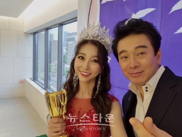 모델 이선율과 어워즈 퍼레이드를 장식한 탤런트 김형일