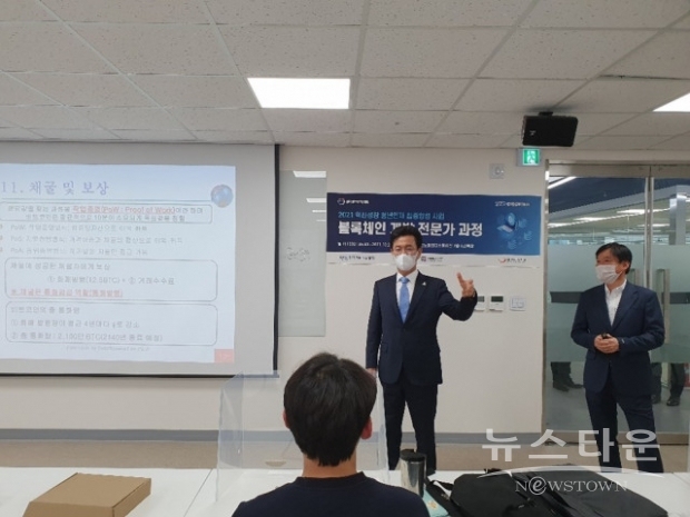 허태정 대전시장이 대전테크노파크 디스테이션에서 진행 중인 21 혁신성장 청년인재 집중양성 과정을 방문해 교육생들을 격려하고 있다