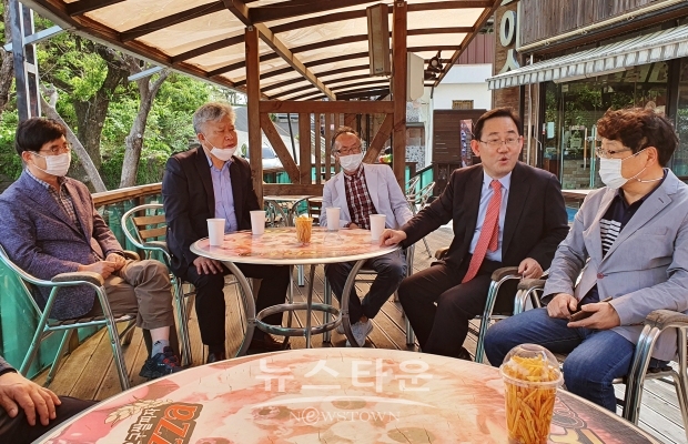 8일 오후 영천지역당협 인사 후 영천 강변의 한 카페에서 자신의 고등학교 동문들과 담소를 나누는 주호영 국민의힘 의원, 오른쪽 두 번째가 주호영 국민의힘 전 원내대표, 오른쪽은 모석종 전 시의원