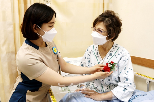 순천향대학교 부속 천안병원이 지난 8일 어버이날을 맞아 65세 이상 어르신 환자들에게 카네이션을 달아드리며 빠른 쾌유를 기원하는 행사를 진행했다.