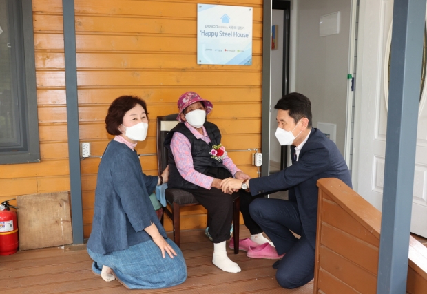 이강덕 포항시장이 부인 최혜련 여사와 일본군 위안부 할머니 댁을 방문해 이야기를 나누고 있다