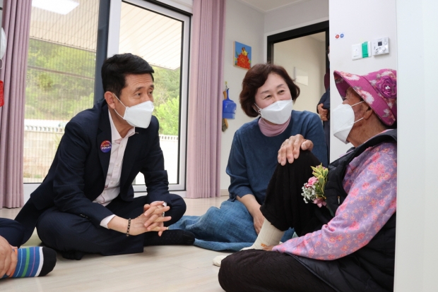 이강덕 포항시장이 부인 최혜련 여사와 일본군 위안부 할머니 댁을 방문해 이야기를 나누고 있다