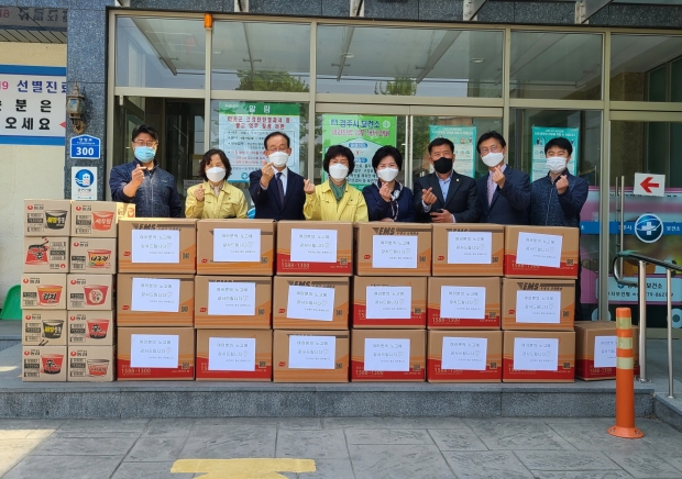 경주시립노인전문요양병원(이사장 구주령)과 경주시의회 김수광 경제도시위원장이 지난 4월 시 보건소를 직접 찾아 접종센터 근무자들을 격려하기 위한 물품을 전달하고 있다.