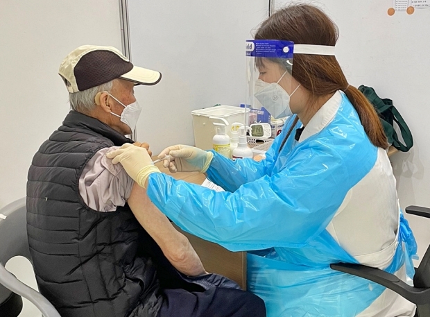 경주시가 만 60~74세 어르신을 대상으로 아스트라제네카 코로나19 예방접종 사전예약을 접수받는다. 사진은 백신 접종 모습.