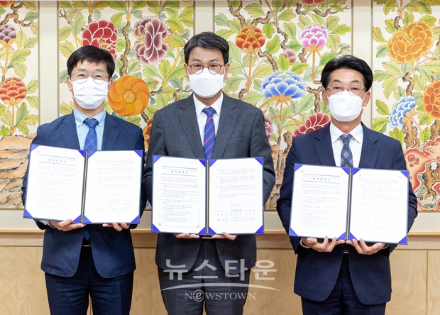 청양군이 언택트 시대 새로운 소비문화에 보조를 맞추기 위해 지난 5월 6일 한국우편사업진흥원, 청양우체국과 지역 농특산물 온라인 판로 확대를 위한 업무협약을 체결했다.