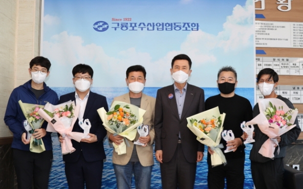왼쪽부터 구룡포 수협 주임, 구룡포 수협 계장, 연안홍게선장협회 대표,        이강덕 포항시장, 109 행복호 선장, 연안홍게선주협회 대표