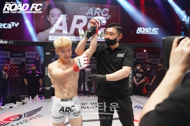 ARC 005에서 승리 후 승자 선언 촬영하는 이정현