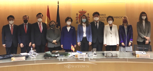 이명수 국회의원이 대한민국 의원대표단 자격으로 공식 방문한 스페인에서 지난 5월 14일 오전 스페인 산업통상관광부 통상차관 겸임 스페인 무역투자진흥청(ICEX) 시아나 멘데스 청장과 4차산업혁명 대비 한국-스페인 간 신산업 분야 협력을 위한 면담을 가졌다.