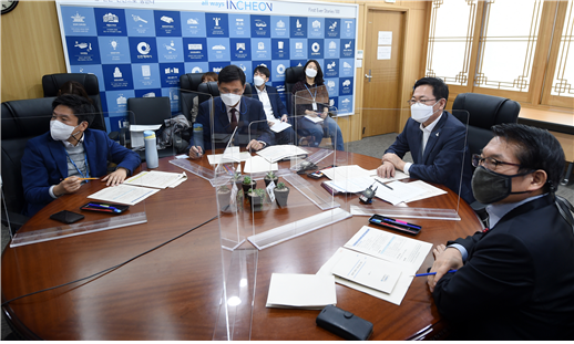 박남춘 인천시장이 지난 9일 시청 접견실에서 열린 '화이트바이오산업 육성전략 발표 관련 영상회의'를 주재하고 있다.