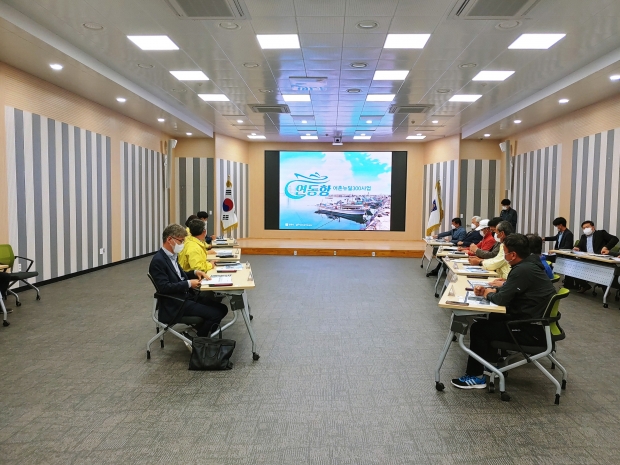 경주시에서 지난 17일 시청 대회실에서 주낙영 시장과 관계 공무원, 한국농어촌공사 관계자 및 지역주민 등이 참석한 가운데 ‘나정항‧연동항 어촌뉴딜 300사업’ 실시설계 수립 보고회를 개최하고 있다.