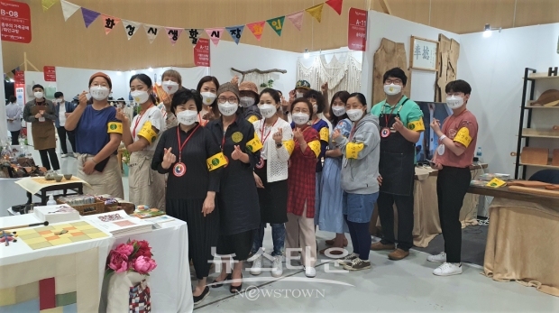 생활시장화인 전시 참가 시민운영자 단체 기념촬영 모습 /<br>