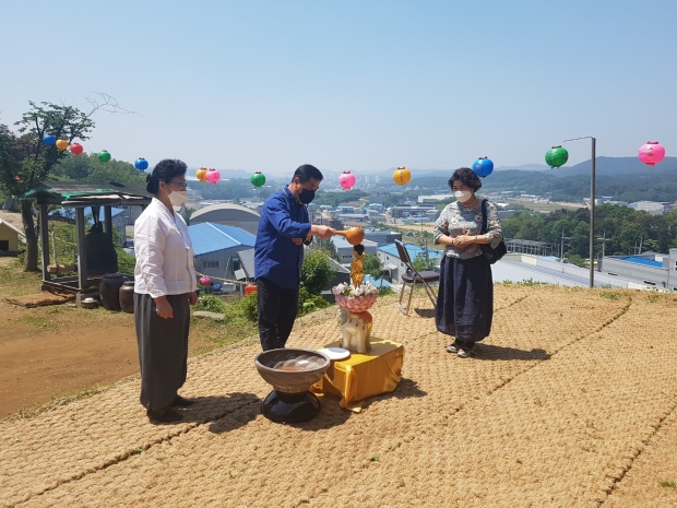 짜장(운천)스님과 우연히 방문해 인연을 맺은 1호 신도인 김기식(의왕 초평골 한우마을 대표)가 관불의식을 행하고 있다.