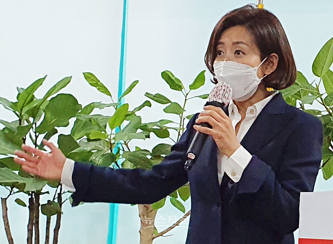 전날(20일) 당대표 출마기자회견 후 21일 첫 방문지 경북 영천당협을 찾은 나경원 국민의힘 전 원내대표가 당원들에게 당 대표 지지를 호소했다.