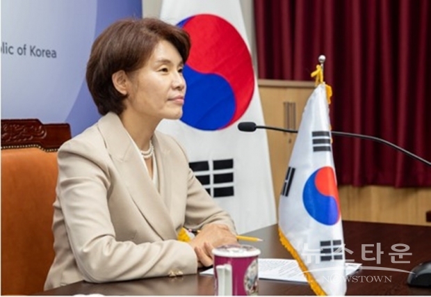 주요 7개국(G7)이 20~21일에 온라인 형식으로 열린 기후 및 환경 장관 회합에서 “산업혁명전에 비해 기온 상승을 1.5도 이하로 억제하는 것”에 합의했다.지구온난화(global warming) 대책의 골조인 “파리 협정”에서는 “1.5도”를 노력 목표로 하고 있었으나, 보다 높은 수준인 “목표”로 하자는 것으로 일치했다. 2021년 말까지 석탄 화력발전의 해외 투자의 중단을 위한 구체적인 대책을 취하기로 했다. 파리협정에서는 기온 상승을 “2도보다 낮게 억제해 1.5도로 억제하는” 목표를 내걸고 있다. G7회의에서 채택된 공동성명은 회피할 수 있는 영향은 2도 보다 1.5도가 더 크다고 지적하고 , 1.5도로 억제하려는 노력의 추구가 세계적으로 급선무라고 강조했다.성명은 “배출 삭감 대책을 내놓지 못하고 있지 않은 석탄 화력발전에 세계적인 투자의 계속은 기온 상승을 1.5도에 억제하는 것과 상충된다”고 지적했다. 게다가 각국 정부에 의한 배출 삭감 대책을 강구하고 있지 않은 석탄 화력발전에의 국제적인 투자를 끝내기 위해, 2021년 말까지 구체적인 대책을 취할 것을 선언했다.공동성명에서는 전체 폐쇄의 스케줄 등은 명시되지 않았다. 석탄 화력에 관한 각 항목에도 “배출 삭감 대책을 하지 않았다”는 조건이 더해졌다. 단지 영국이나 프랑스, 이탈리아는 20년대 중반 전체 폐쇄를 결정하는 등, 석탄 화력에의 역풍은 강하다.(사진 : 환경부)